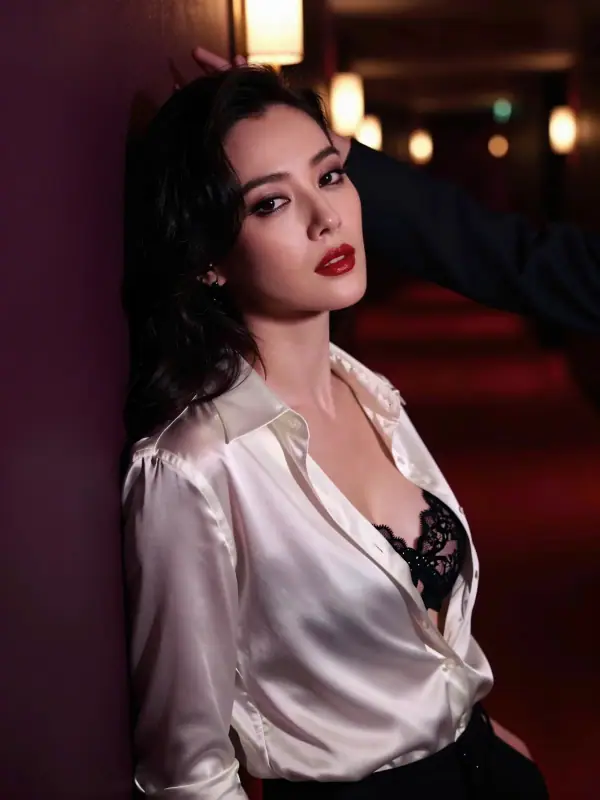 《深夜的女房东》海报